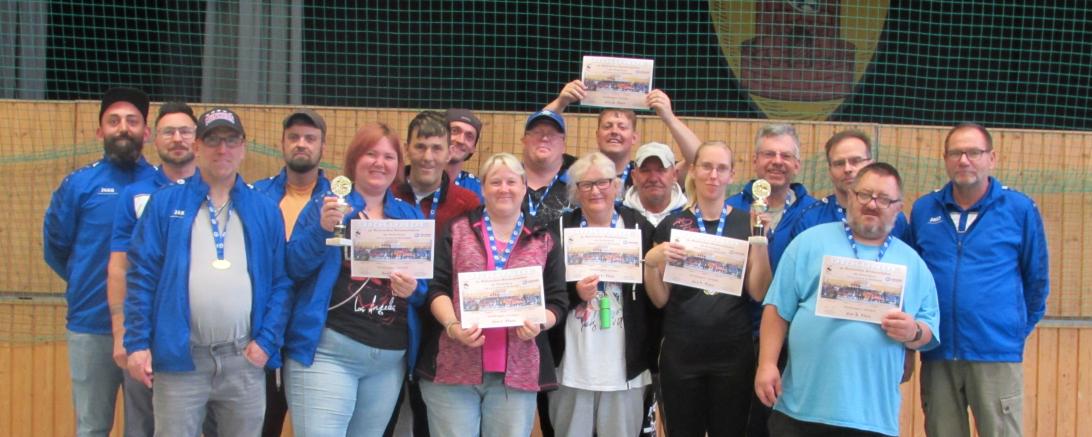 Das Bild zeigt die erfolgreichen Sportlerinnen und Sportler und ihren Trainer. 