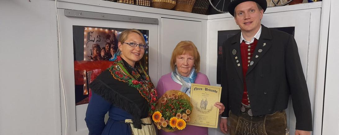 Von links Nadine Adam (zweiter Vorstand), Jubilarin Ingrid Schwarz und Andreas Reiter (erster Vorstand)