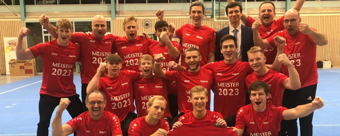 Mannschaftsfoto mit Meister T-Shirts.