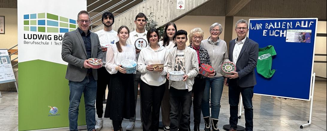 Von rechts Schulleiter Gerhard Kilian, CID Vorsitzende Christiane Kickum, Fachbetreuerin Marianne Leberle und  Johannes Bronnhuber, stellvertretender Schulleiter, mit den Schülerinnen und Schülern der Berufsintegrationsklassen.