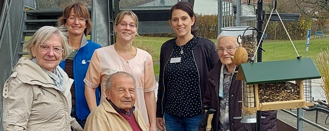 Das Vogelbeobachtungs-Projekt startete im Seniorenheim Monheim. Leiterin Sabrina Ferber, LBV-Referentin Kathrin Lichtenauer und Betreuungskraft Franziska Fall freuten sich mit den Seniorinnen und Senioren.