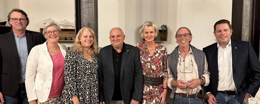 Vorstand von rechts: Präsident Hans Ulrich Treyz, Pastpräsident Fred Jansen, Vizepäsidentin Birgitt Mertin, Schatzmeister Marco Kunz, Vorsitzende des Charity Clubs Isabel Klauser, Schriftführerin Christiane Kickum und Pastpastpräsident Joachim Schoser