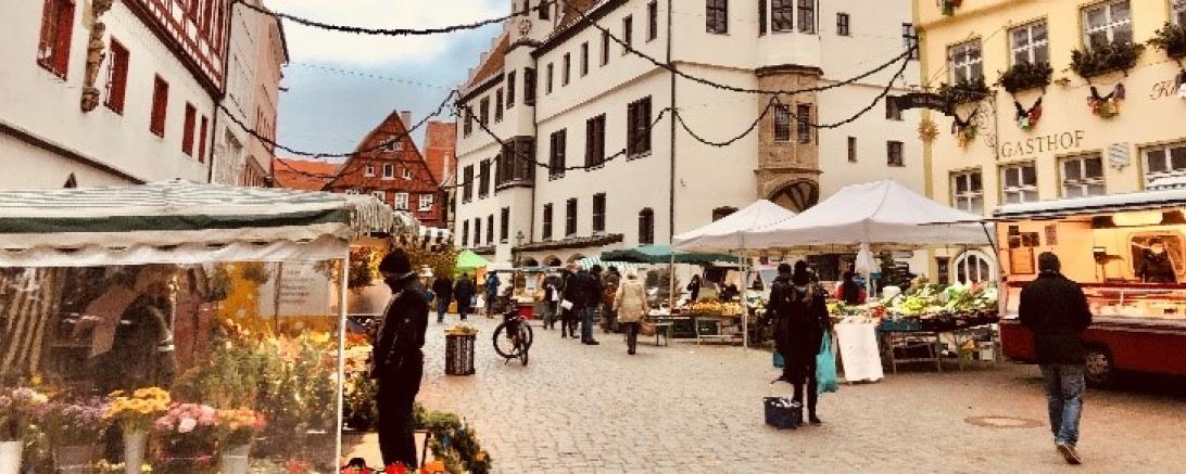 Der Nördlinger Wochenmarkt findet bis nach Dreikönig auf dem Marktplatz statt. 