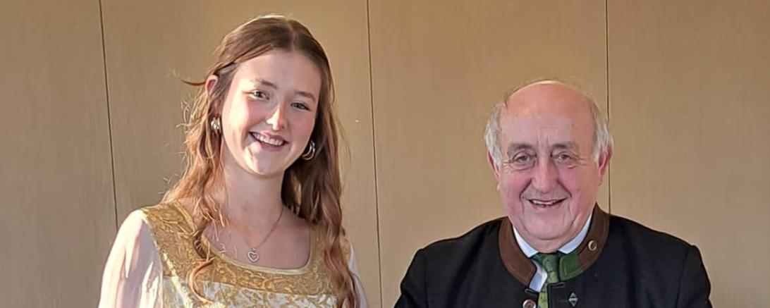 Das Wemdinger Christkind und der SEN-Kreisvorsitzende Donau-Ries Gottfried Hänsel.