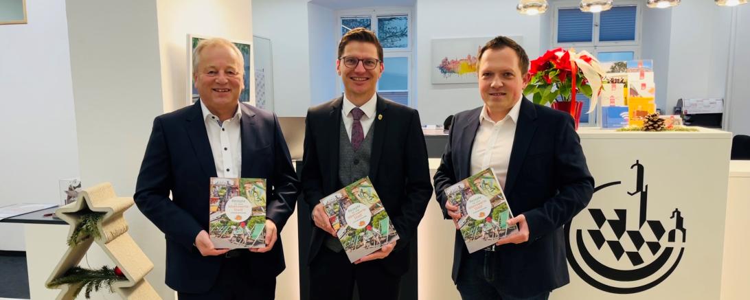 (von links) Wolfgang Winter (stv. Vorsitzender Sparkasse Dillingen-Nördlingen), Oberbürgermeister David Wittner, Daniel Wizinger (Leiter Sachgebiet Tourismus und Veranstaltungen).