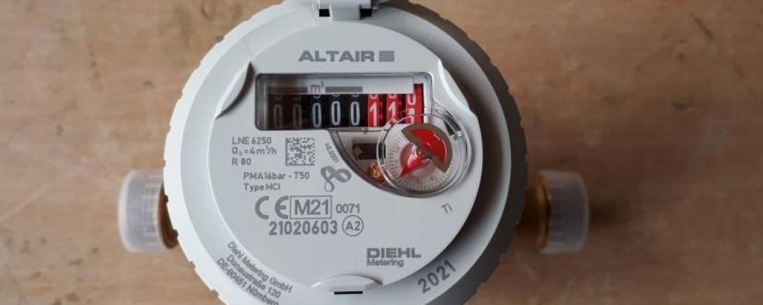 Die Stadtwerke Nördlingen bittet um Selbstablesung der Wasserzählerstände für mechanische Wasseruhren bis spätestens 10. Januar 2024. Der Zählerstand ist ohne Kommastellen abzulesen (auf der Wasseruhr im Bild sind dies lediglich die Zahlen im schwarzen Bereich). 