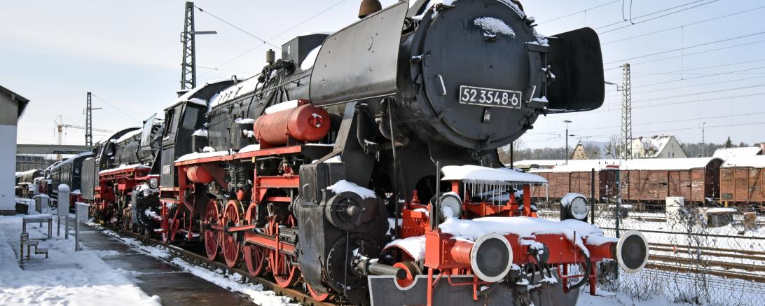 Das Bild zeigt eine Eisenbahn.