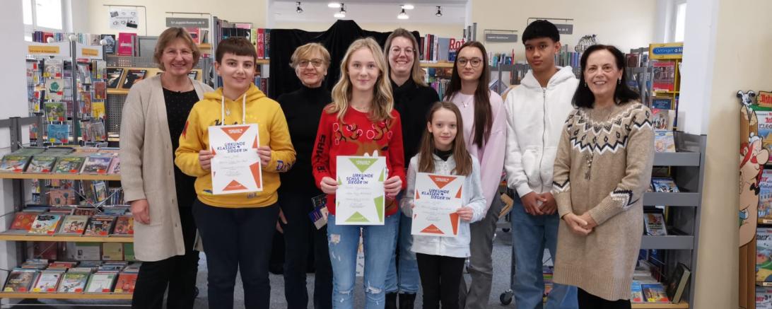 Von links: Heike Ritzka (Schulleiterin Ludwig-Auer-Mittelschule), die Klassensieger der 6. Klassen: Trium Shala 6c und Lea Strobl 6a, sowie in der Mitte die Schulsiegerin Paulina Rannetzberger, die Jurymitglieder: Kulturreferentin im Stadtrat Barbara Kandler, Katrin Engelhard (Buchhandlung Rupprecht), Isabella Golder (Praktikantin Stadtbibliothek), Samuel Thang (Buchhaus Greno) und Bibliotheksleiterin Evelyn Leippert-Kutzner