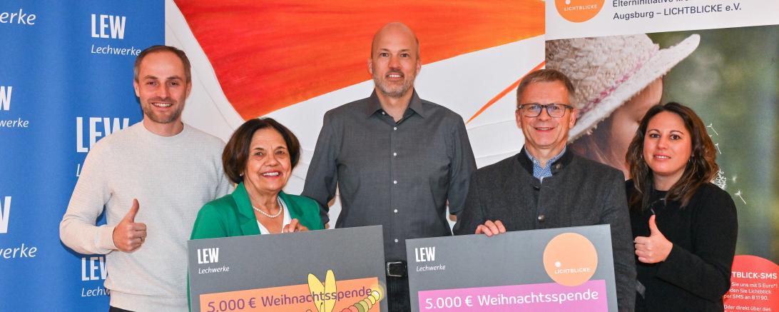 Dominic Kühling (l.) und Katrin Meiser (r.) haben die Vereine für das interne Voting vorgeschlagen und begleiteten LEW-Vorstand Christian Barr (m.) bei der Spendenübergabe an Rosemarie Schweyer, Glühwürmchen e.V. und Thomas Kleist, Lichtblicke e.V.