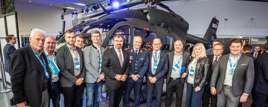 Auf dem Foto u.a. Vertreter des ASP Donau-Ries wie folgt: Zweiter von links: Erich Reichenmeier; vierter von links: Wolfgang Zinnecker; siebter von links: General Gerhartz; neunter von links: Karl Scherlin