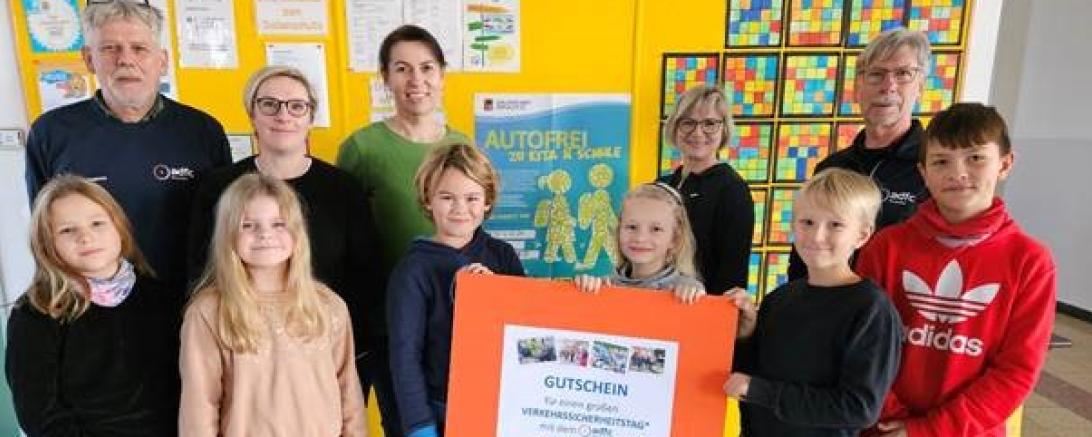 Das Bild zeigt Schülerinnen und Schüler der Grundschule Hainsfarth sowie von links nach rechts Herrn Johannes Thum (ADFC Donau-Ries), Frau Ursula Leinfelder (Familienbeauftragte des Landkreises Donau-Ries), Frau Birgit Ammesdörfer und Frau Marlene Sporer (beide Grundschule Hainsfarth) und Herrn Hans-Peter Hanisch (ADFC Donau-Ries) bei der Übergabe des Hauptpreis-Gutscheins in der Grundschule Hainsfarth.