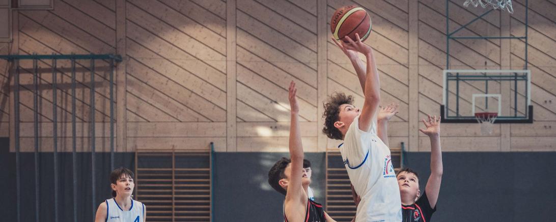 Donauwörth spielt in weiß. Am Ball: Friedrich Schlottermüller
