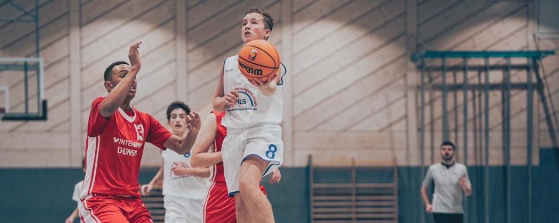 Donauwörth spielt in weiß. Am Ball: Korbinian Höpfner