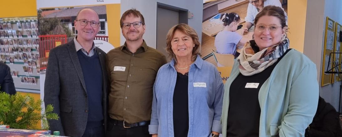 Das Bild zeigt v.l.n.r.: Erwin Seiler (Vorsitzender Förderverein Hermann-Keßler-Schule) Florian Wutzer (Schulleitung), Gabriele Allgayer-Pfaff (Förderverein Hermann-Keßler-Schule) und Jeanette Zeuß (stellv. Leitung Heilpädagogische Tagesstätte der HKS)