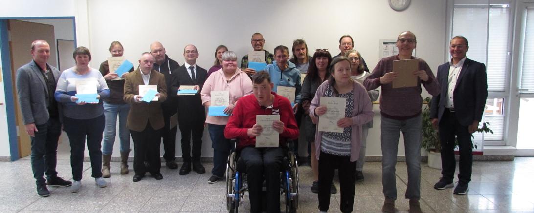 Das Bild zeigt einen Teil der geehrten Mitarbeitenden am Standort Nördlingen zusammen mit Thomas Bissinger, Leiter des Fachbereichs Arbeit (erster links) und Günter Schwendner und Vorstandsvorsitzenden der Lebenshilfe (erster rechts).