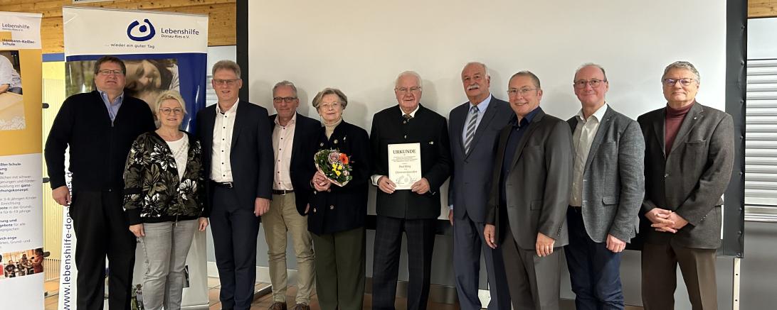 Das Bild zeigt v.l.n.r.: Johann Kechele (Aufsichtsrat), Karola Müller (2. Vorsitzende Aufsichtsrat), Bernhard Ströbele (Aufsichtsrat), Manfred Steger (Vorstand), Helmi Kling, Paul Kling, Hermann Faul (1. Vorsitzender Aufsichtsrat), Güntner Schwendner (Vorstand), Erwin Seiler (Aufsichtsrat), Friedhelm Kirchhoff (Aufsichtsrat) 