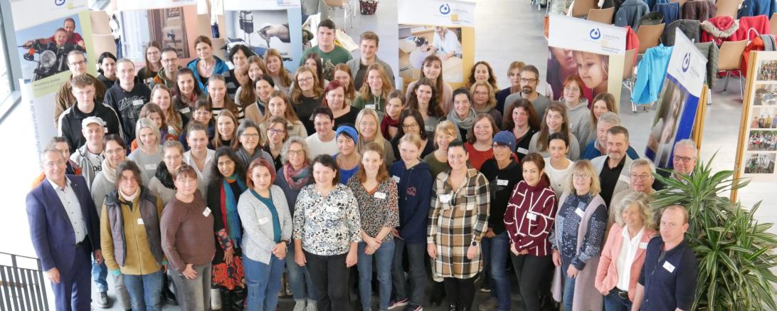 Das Bild zeigt die neue MitarbeiterInnen zusammen mit den Fachbereichsleitungen sowie den Vorständen Manfred Steger ( rechts zweite Reihe) und Günter Schwendner (links erste Reihe).