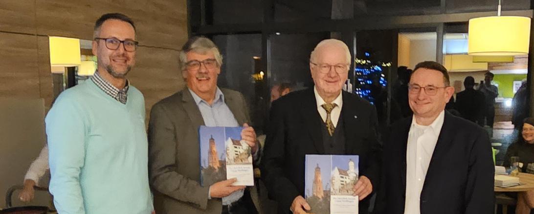 Vorsitzender Höhn, die Autoren Dr. Sponsel und Alt-OB Kling, sowie der Kreisvorsitzende Lange präsentieren das Buch. 