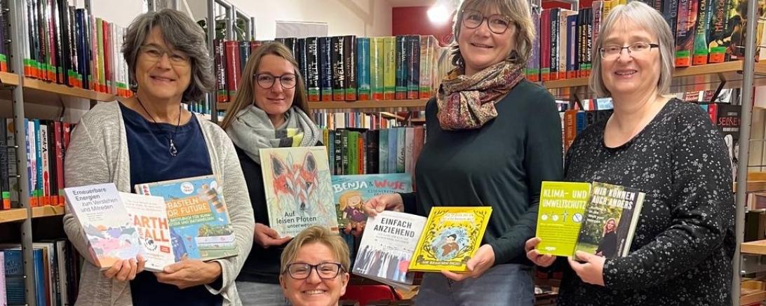 Das Bild zeigt die Bücher Übergabe in der Stadtbibliothek Oettingen.