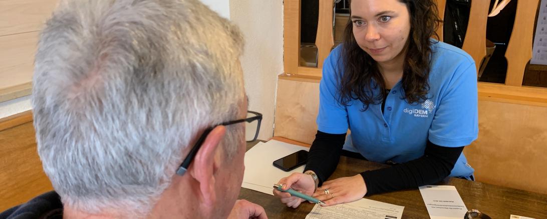 Lisa Laininger, wissenschaftliche Mitarbeiterin im Projekt digiDEM Bayern, bei einem Demenz-Screeningtest.