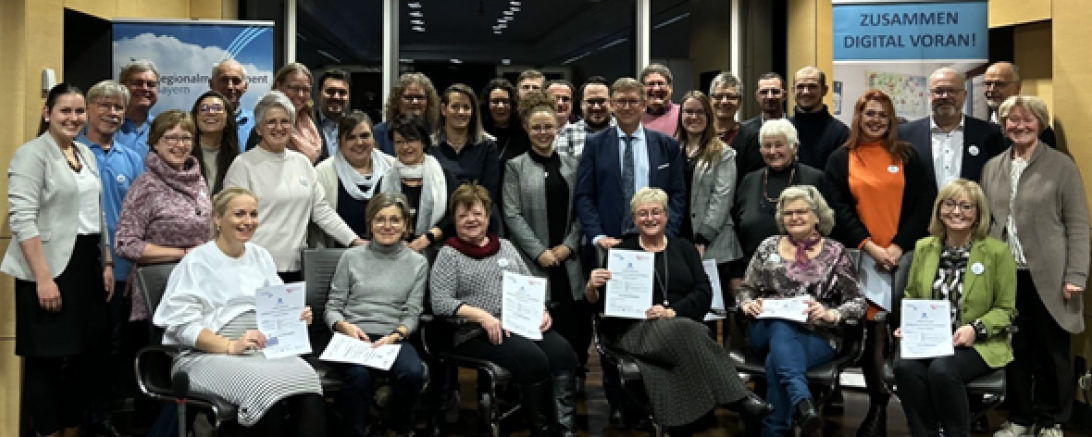 Die neuen Digitallotsen freuen sich gemeinsam mit Landrat Stefan Rößle, Digitalisierungskoordinatorin Laura Brummer und Regionalmanagerin Jennifer Hofmann über Ihre Zeugnisse.