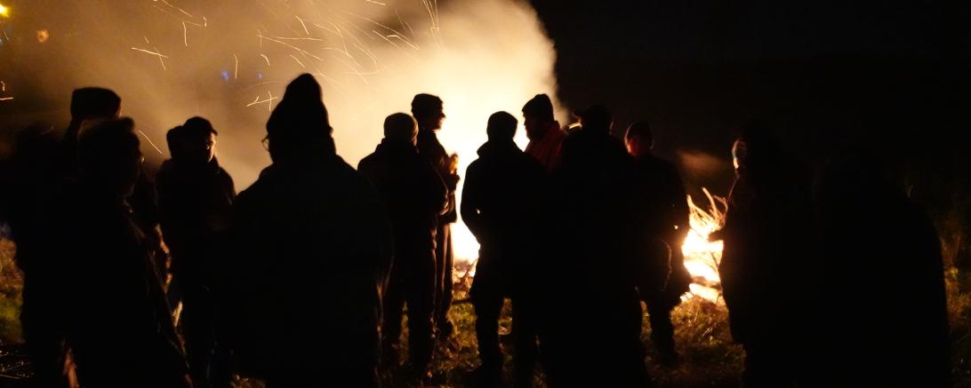 Treffen und Debattieren unter Berufskollegen im abendlichen Feuerschein in Auhausen