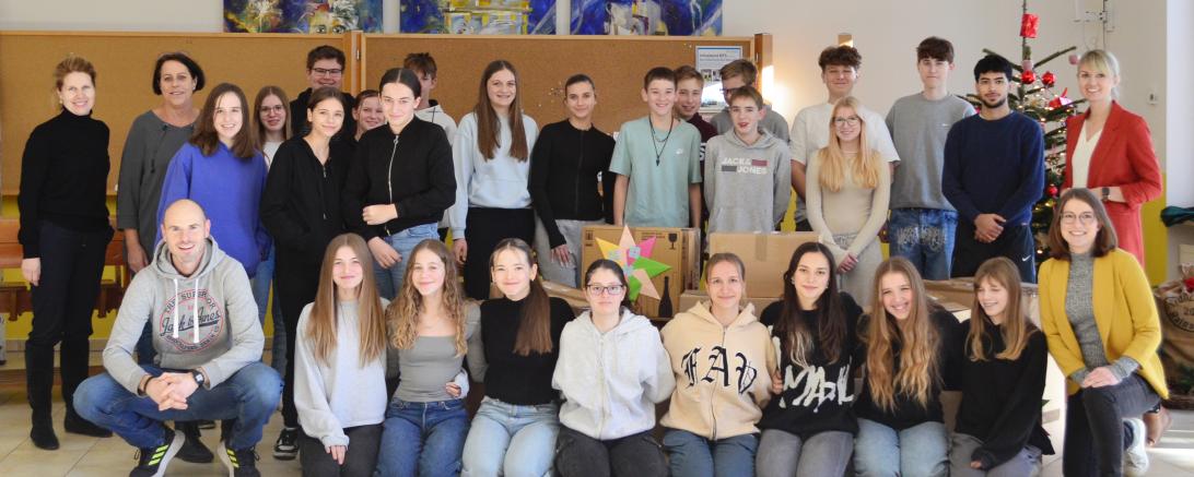 Die Zweite Realschulkonrektorin Heidrun Prinz, die Schülersprecher, die Verbindungslehrer und Schüler der Klasse 8d sind zusammen mit Andrea Strobel von der Tafel sehr zufrieden über den gemeinsamen Erfolg der wohltätigen Aktion.