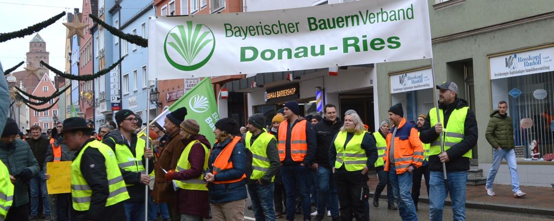 Landwirt*innen aus ganz Nordschwaben gingen am Freitagvormittag in Donauwörth auf die Straße. 