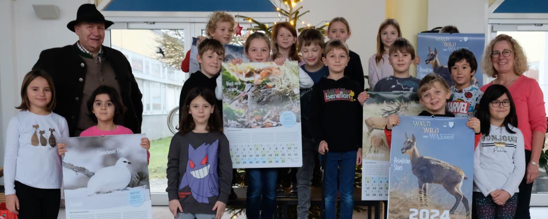 Das Bild zeigt die Schüler mit Kalender.