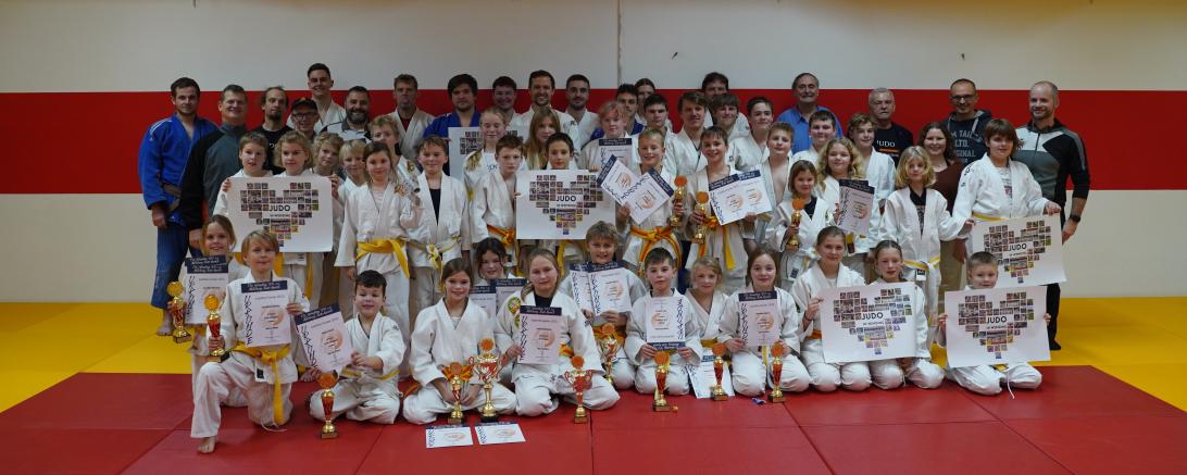 Das Bild zeigt die geehrten Judokas mit Bürgermeister Dr. Martin Drexler (stehend 2.v.r.), Sportreferent Roland Schuster (3.v.r.) und Jugendleiterin Sophie Fischer, die direkt vor den beiden steht.