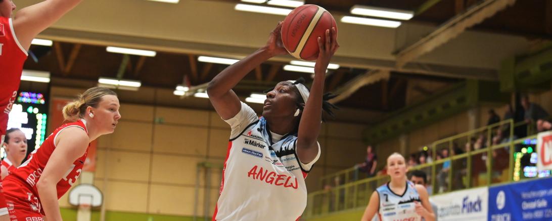 Danielle McCray (im Bild gegen Osnabrück) ragte beim Sieg gegen Saarlouis mit 21 Punkten aus einer geschlossenen Eigner Angels Mannschaft heraus. Die musste das Fehlen ihrer sonstigen Topscorerin, Erika Davenport, kompensieren. 