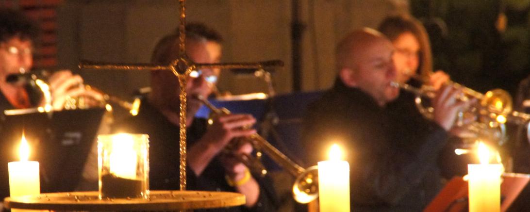 Friedenslicht aus Bethlehem mit Bläsern im Hintergrund.