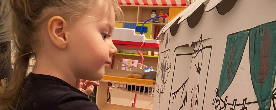 Mit großer Konzentration bemalt Lea ihr Spielhaus aus Wellpappe, um am Gestaltungswettbewerb teilzunehmen. 