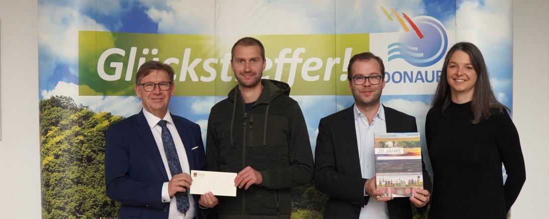 Christian Seiler freut sich über einen Rundflug über den Landkreis. V.l.n.r.: Landrat Stefan Rößle, Christian Seiler, Stabsstellenleiter Klemens Heininger und Projektleiterin Julia Mecklinger.