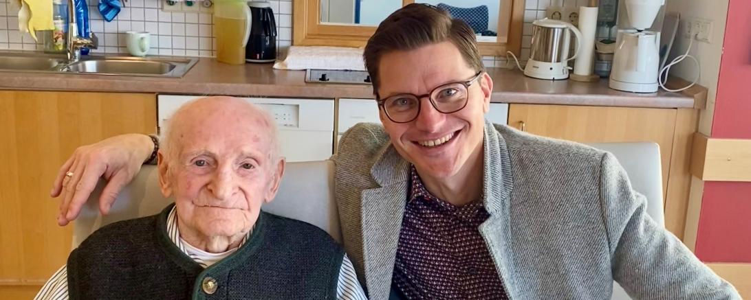 Oberbürgermeister David Wittner gratuliert Karl Bickele zu seinem 104. Geburtstag.