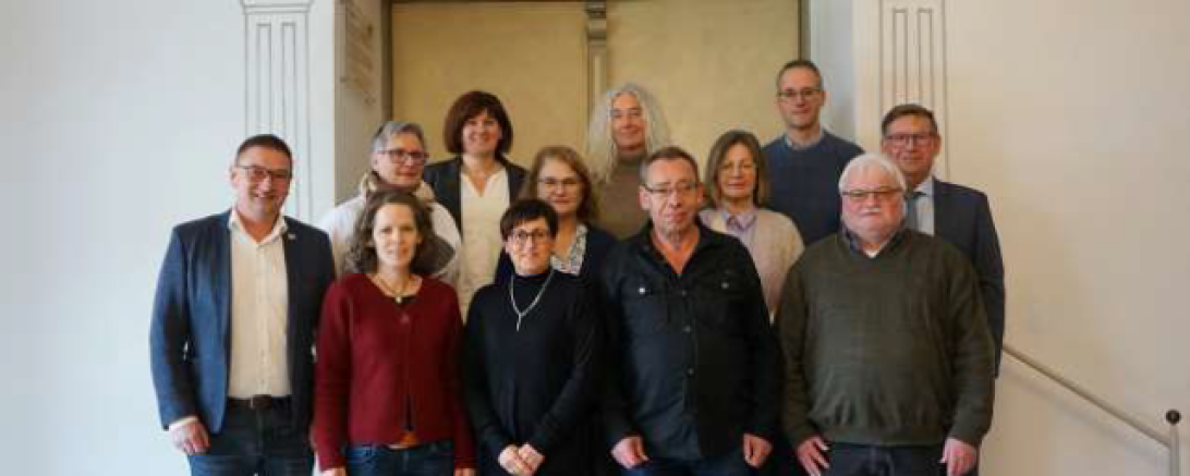 v. l. n. r.: Erste Reihe: Manuela Reitsam, Doris Müller, Dr. Thomas Kellner. Zweite Reihe: Alexander Wolfinger, Barbara Sandner, Gudrun Hieble, Hildegard Stopinski, Landrat Stefan Rößle. Dritte Reihe: Stefanie Roder, Gabriele Bader, Johannes Heckel, Uwe Schwertberger. Nicht im Bild ist Peter Weidmann.