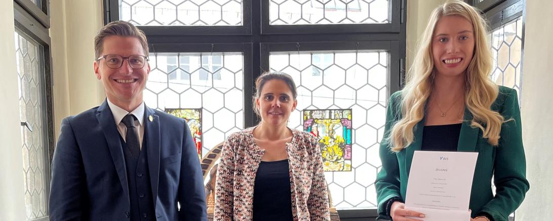 Auf dem Bild (von links): Oberbürgermeister David Wittner, Hauptamtsleiterin Michaela Kleebauer und Helena Ott (Leiterin des Sachgebietes Hauptverwaltung). 