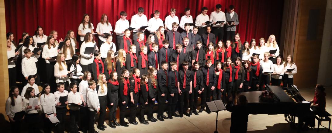 Mit einem gemeinsamen Lied brachten die Chöre des THG sowie des CVBG die Verbundenheit der Partnerstädte Nördlingen und Stollberg zum Ausdruck. 