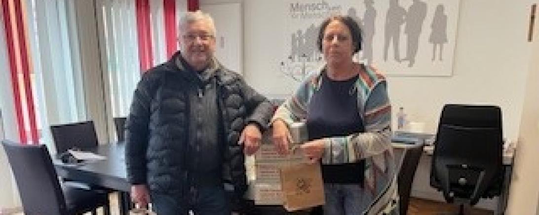 Das Bild zeigt Imker Alfred Hofmann und Andrea Strobl bei der Spendenübergabe.