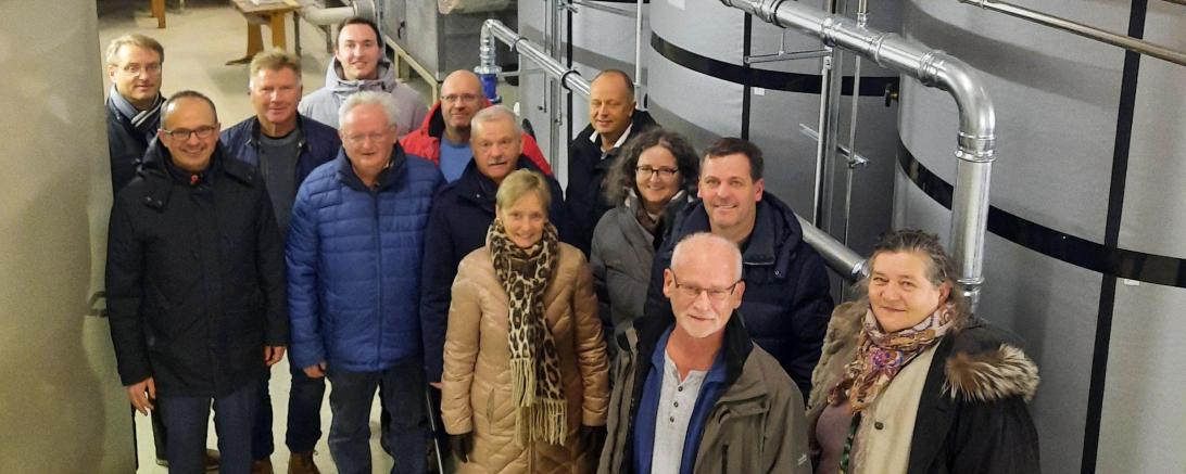 Das Bild zeigt die Besichtigung der Hackschnitzelheizung.