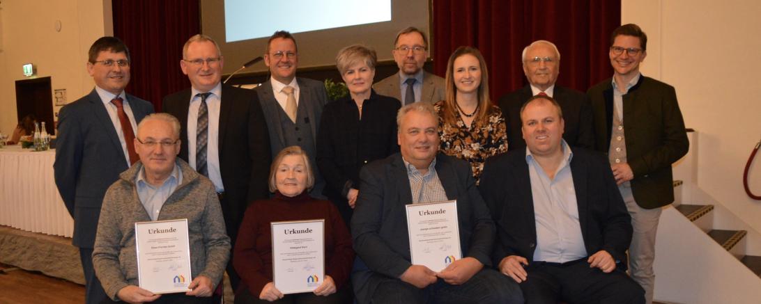 Das Bild zeigt (vordere Reihe) Armin Wörle (Fa. Eisenfischer), Hildegard Kern, Martin Weiß und Daniel Weißenburger (Energie Schwaben) (hintere Reihe) Franz Grimmeiß, Blasius Wizinger, Johannes Hauke, Swetlana Kloster, Hermann Häfele, Claudia Frank, Erich Lokietsch, David Wittner (OB Nördlingen).
