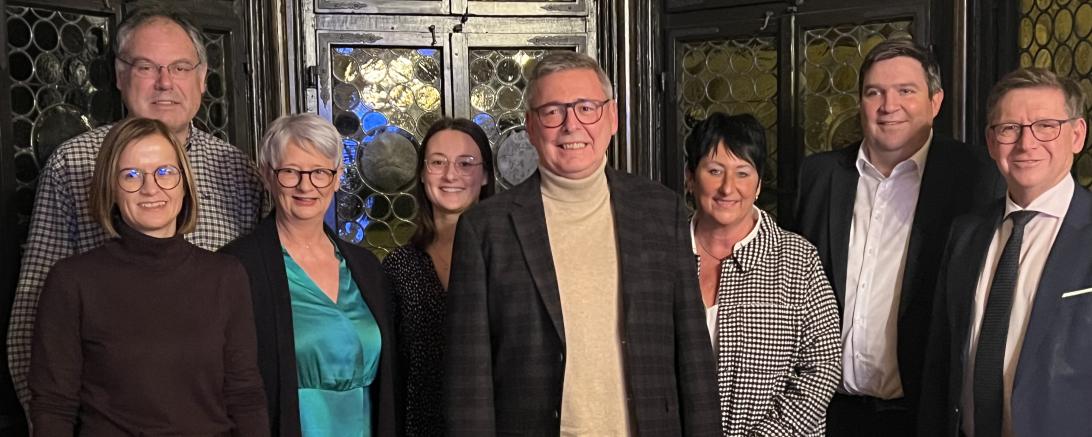 Das Bild zeigt von links Hubert Schmid (Stellvertretender Werkleiter), Elke Hirner (Stellvertretender Werkleiter), Margit Kolb, die zukünftige Werkleiterin Emma Christa, den scheidenden Werkleiter Gerhard Wiedemann und seine Ehefrau Birgit Arndt, Dillingens Landrat Markus Müller und der Donau-Rieser Landrat Stefan Rößle. 