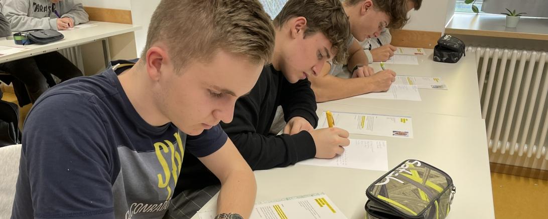 Mit handgeschriebenen Briefen setzen sich alljährlich Schülerinnen und Schüler des THG Nördlingen im Rahmen des Amnesty Briefmarathons für die andere Menschen ein.