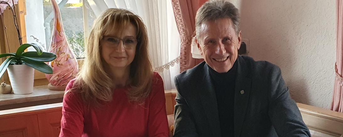 Edeltraud Bock übergibt die Spende an den 1. Vorsitzenden des Vereins, Martin Oberman.