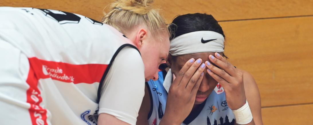 Das Bild zeigt Erika Davenport (rechts) und Leonie Kambach getröstet.