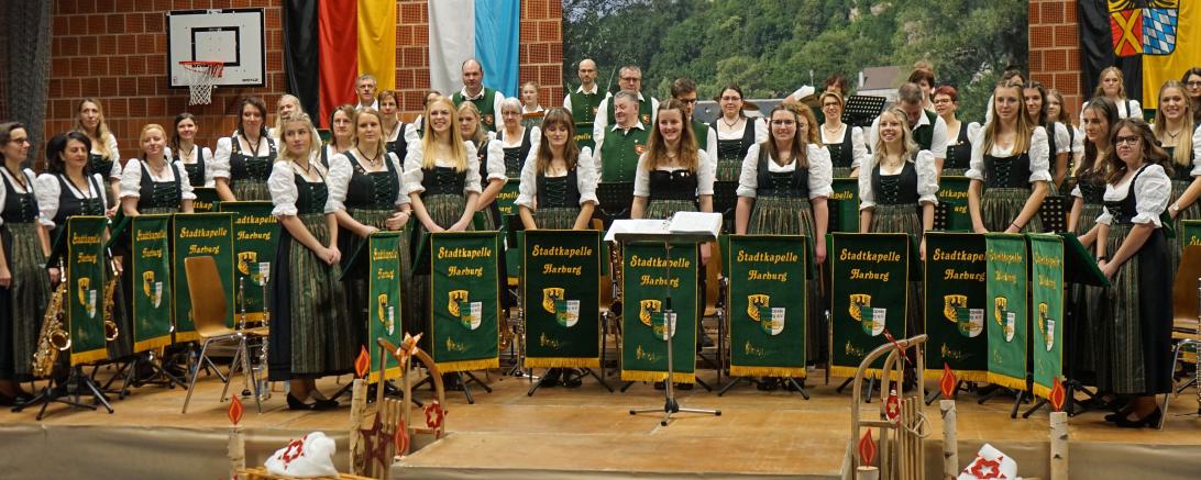 Das Bild zeigt die Musikerinnen und Musiker der Stadtkapelle Harburg beim Jahresabschlusskonzert.