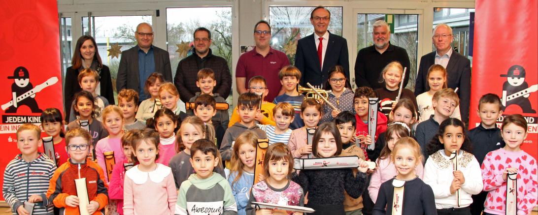Mit weihnachtlichen Klängen wurde der Festakt in der Grund- und Mittelschule Asbach-Bäumenheim begleitet, die jetzt auch JeKi-Schule ist. Eine Kooperation sind dazu das Staatliche Schulamt Donau-Ries, die Gemeinde Asbach-Bäumenheim, der Musikverein, die Sparkasse Donauwörth und die Schulleitung eingegangen. Alle Partner des Projektes erklären sich bereit, künftig die musikalische Förderung der Erstklässler aktiv zu begleiten. Hinter ihnen stehen (von links) Petra Michel, Leiterin der Sparkassengeschäftsstel