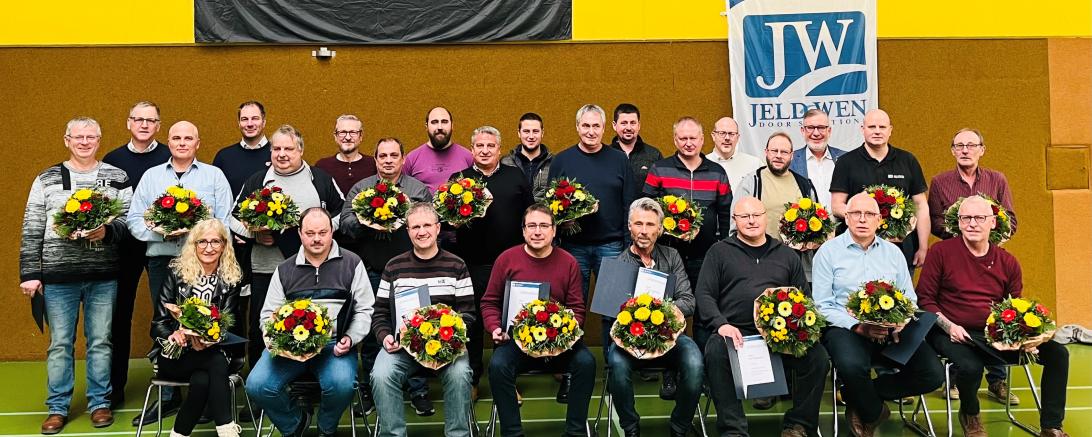 Das Bild zeigt hinten von links: Ingo Heger und Christian Wienand Geschäftsführer, Thomas Deutschle (15 Jahre) Vertrieb, Florian John (15) Oberfläche, Sven Weigl (15) Abteilungsleiter Endfertigung; Markus Dürnberger (15) Endfertigung, sowie André Stämpfli OPS Director, Wolfgang Oswald Werkleiter Mitte von links: Thomas Dippner (30) Vertrieb, Christoph Hederer (30) Supply Chain, Thomas Starz (30), Udo Gensior (30) und Jürgen Zucker (30) Oberfläche, Friedrich Greiner (30) Schlosserei, Rainer Holzmann (30)...