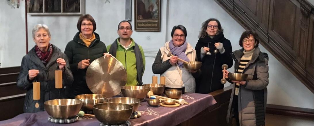 Die Klangmassagepraktiker*innen in der Mariä Himmelfahrt Kirche.