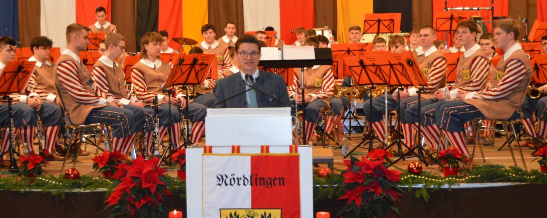 Das Bild zeigt Nördlingens Oberbürgermeister David Wittner beim Jahresabschlusskonzert der Knabenkapelle.
